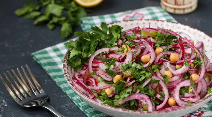 Салат із цибулею і горохом у великій тарілці