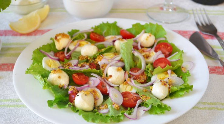 Салат з овочами, сиром та яйцями