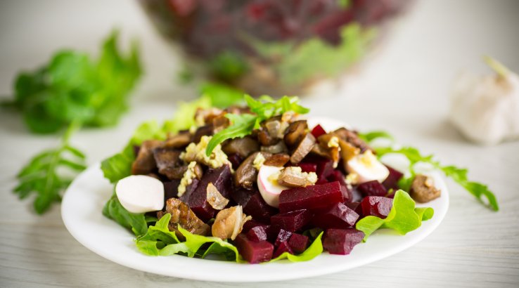 Салат з буряка і маринованих печериць