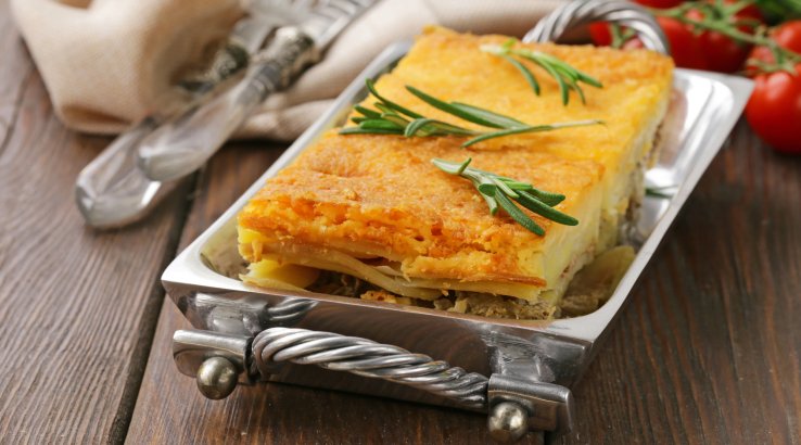 Картопляна запіканка з яловичиною та шпинатом