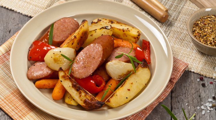 Запечена картопля з ковбасками