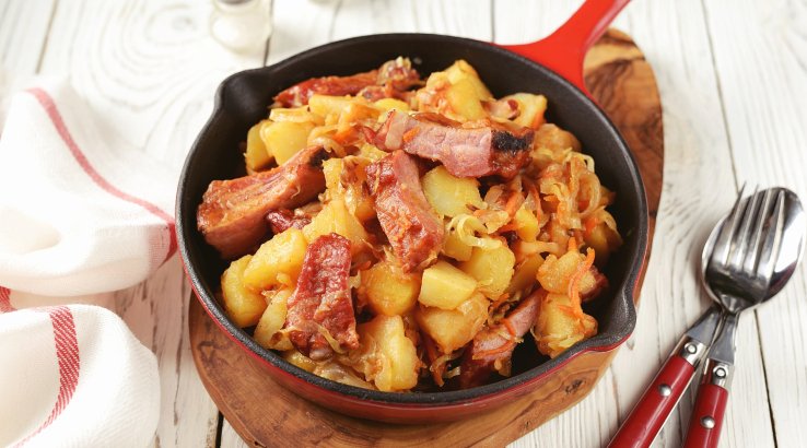 Тушена картопля зі свинячими ребрами