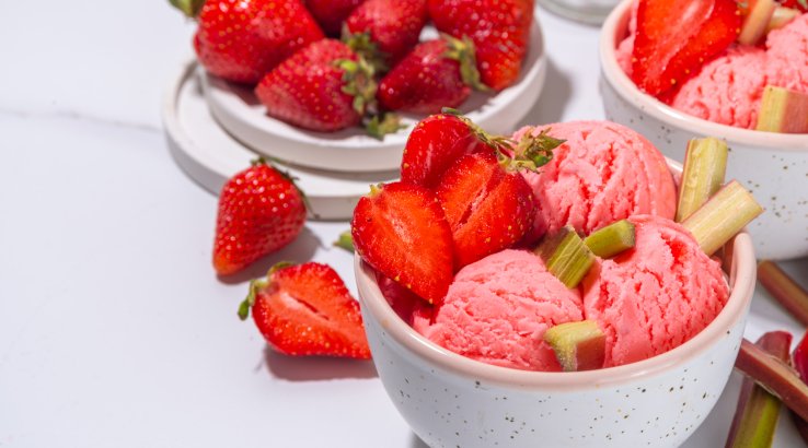 Мармурове морозиво з полуницею