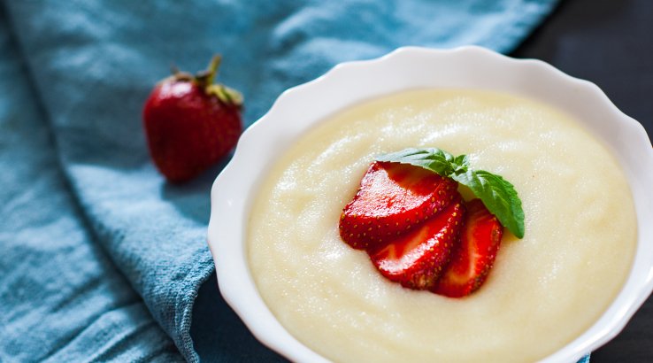 Пудинг з манної крупи з полуницею