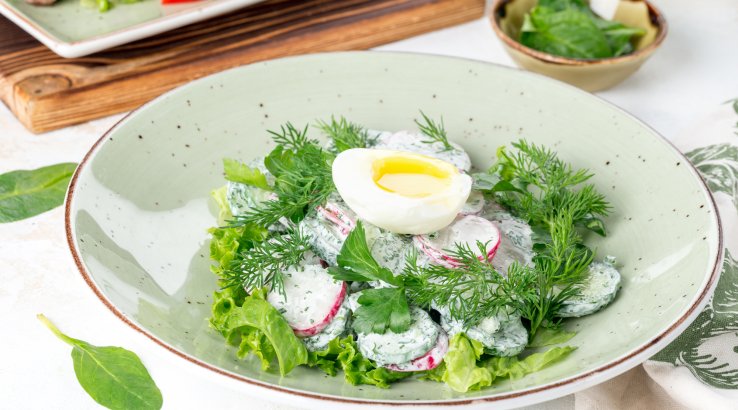 Овочевий салат з яйцем і зеленню