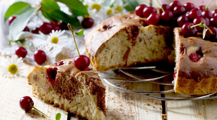 Бісквітний пиріг із черешнею