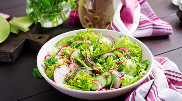 Весняний салат з черемшею і редискою