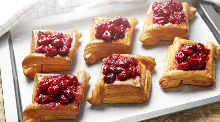 Слойки с ягодами из слоеного теста