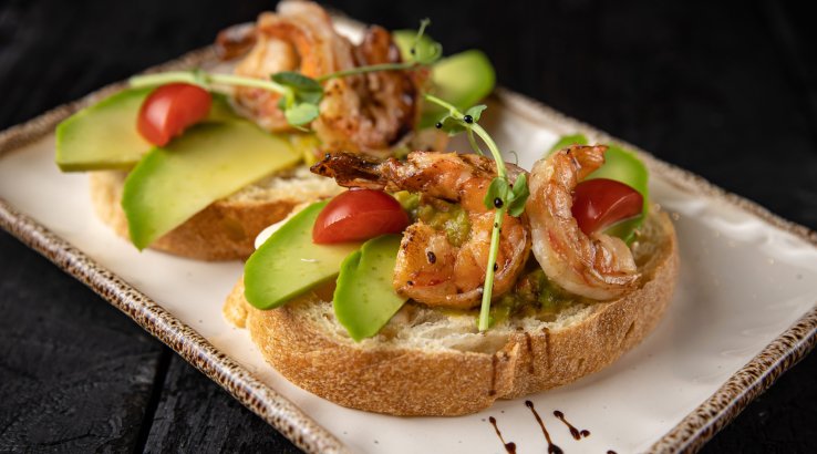 Багет з креветками і томатами