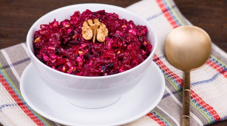 Салат з буряком, горіхами та родзинками