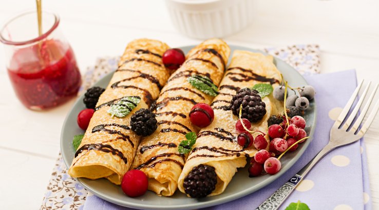 Млинці з фруктами на сніданок