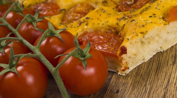 Італійська фокача з помідорами