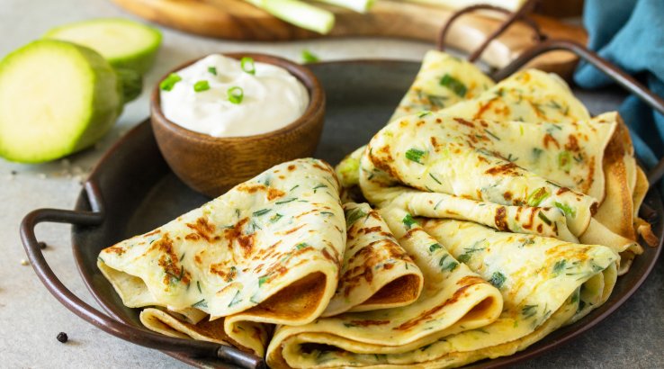 Кабачкові млинці зі сметанним соусом