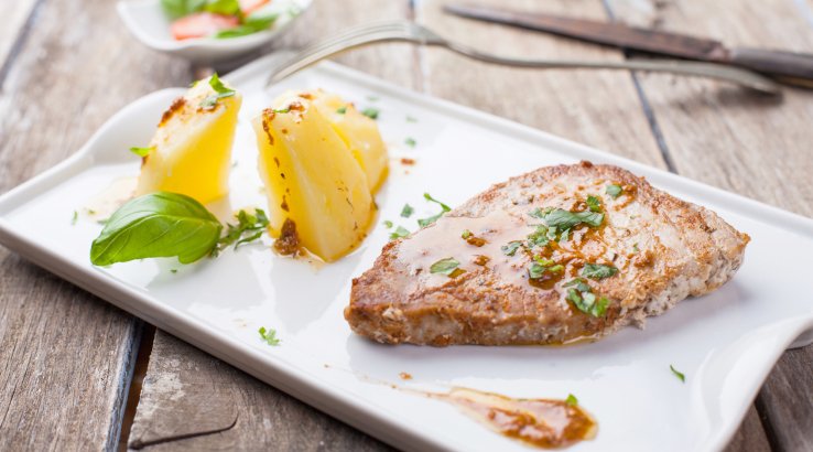 Тунець у соусі з вина