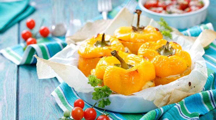 перці, фаршировані квасолею та кіноа