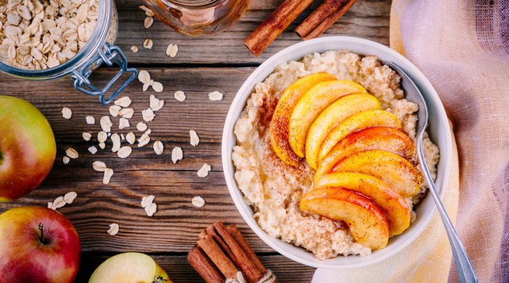 Вівсяна каша з яблуками та корицею