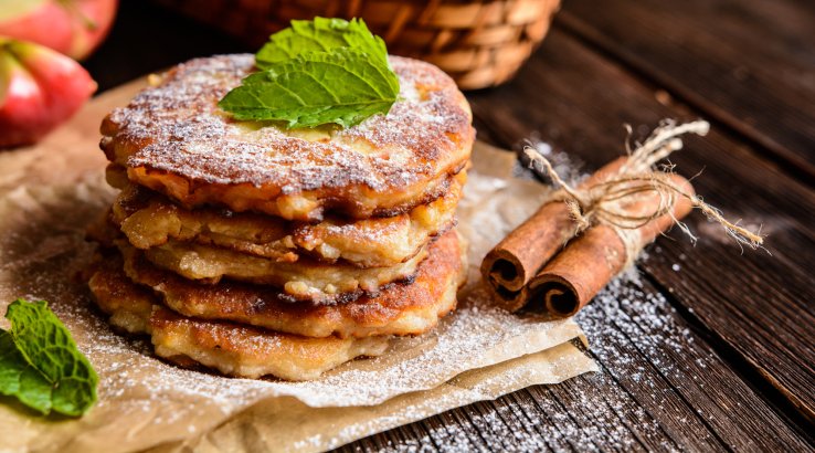 Оладки з яблук і горіхів