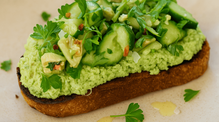 Тост зі збитими огірками та намазкою з артишоків