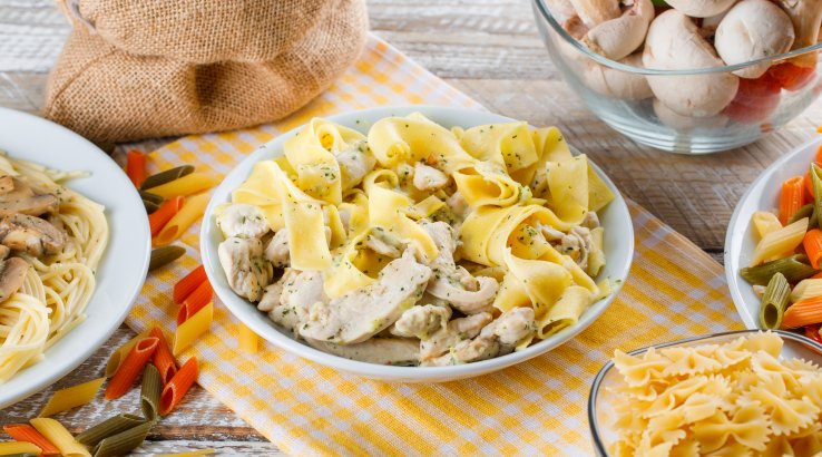 Макарони з рибою і печерицями