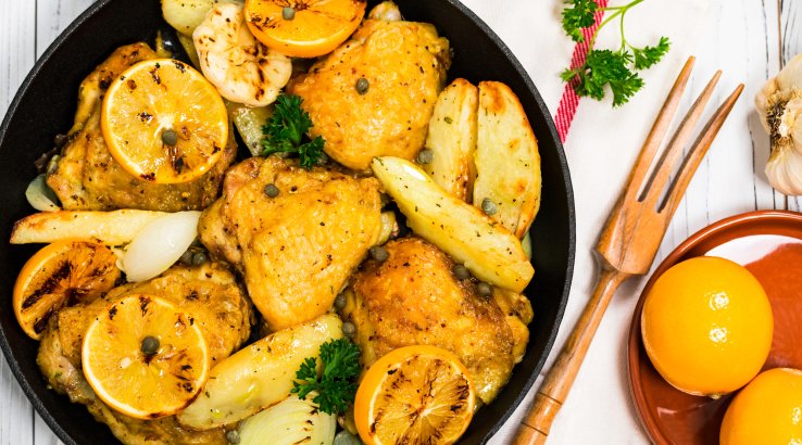 Сковородка с окорочками, картофелем и лимоном.