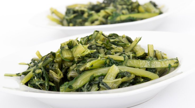 Салат з кульбаб і часника