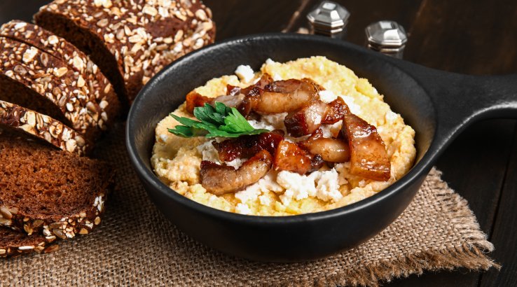 Банош зі свинячою грудинкою