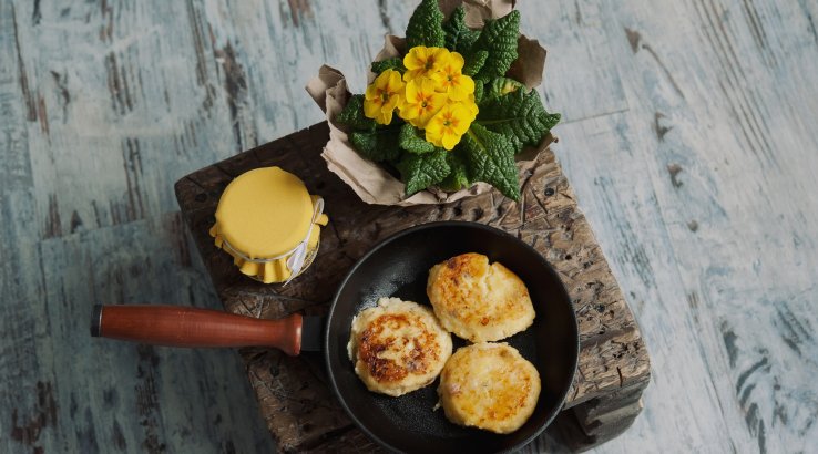Смажені сирники на сковороді