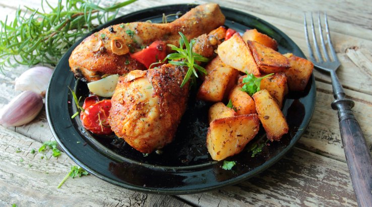 Курячі гомілки з картоплею