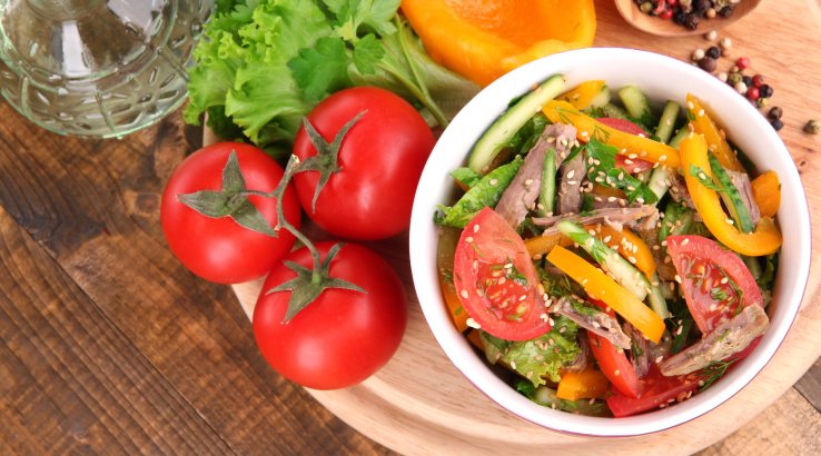 Салат з яловичиною та свіжими овочами