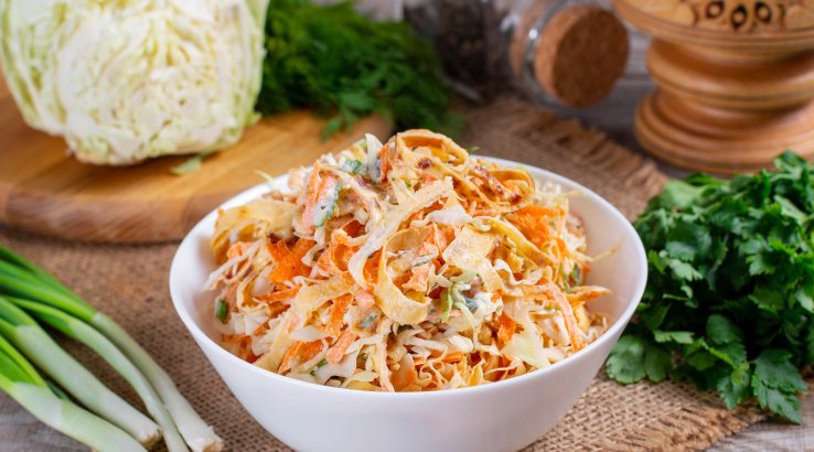 Овочевий салат з капусти, редьки і моркви