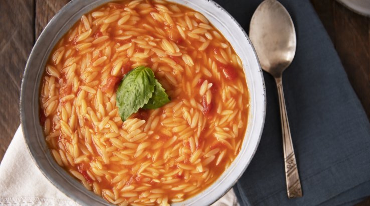 Томатний суп з орзо та фетою