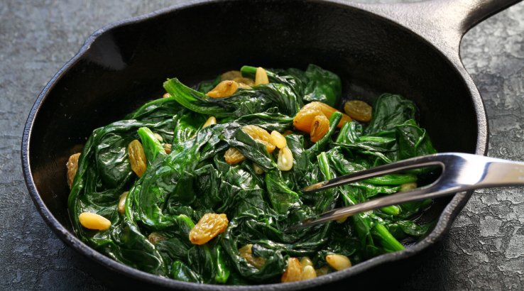 Шпинат по-італійськи з родзинками