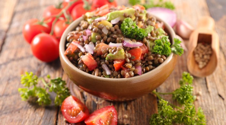 Салат із сочевицею та помідорами