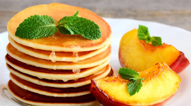 Фруктові панкейки з грецьким йогуртом