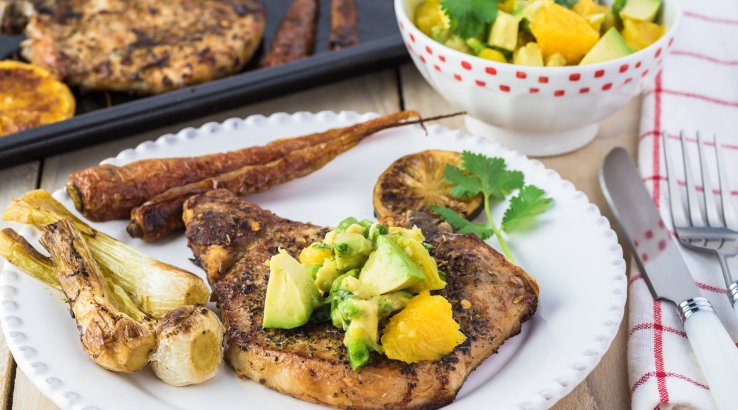 Свинячі відбивні з сальсою з авокадо та апельсинів