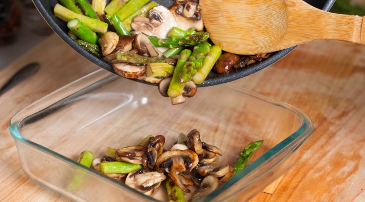 Смажена спаржа та гриби із часником