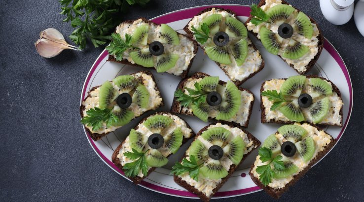 Канапки з ківі часником і сиром