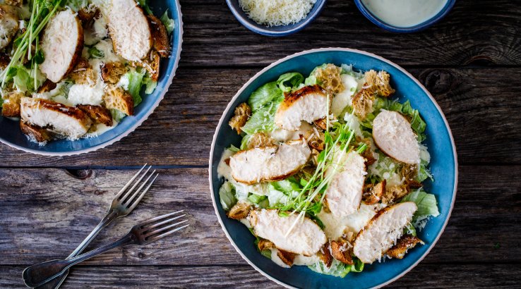 Салат с жареной курицей