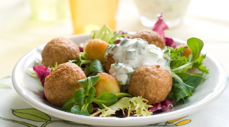 Салат з тефтельками і карамелізованими яблуками