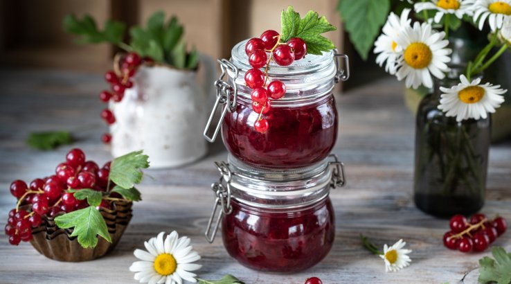 соус до мʼяса та сосисок із червоних порічок