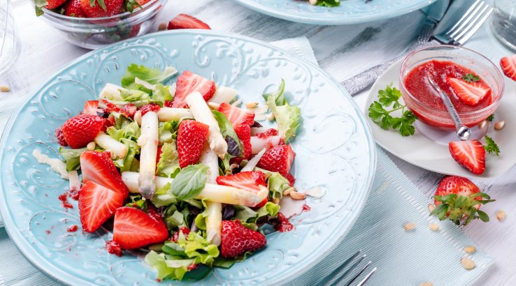 Салат з полуницею та білою спаржею