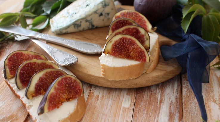 Брускети з карамелізованим інжиром