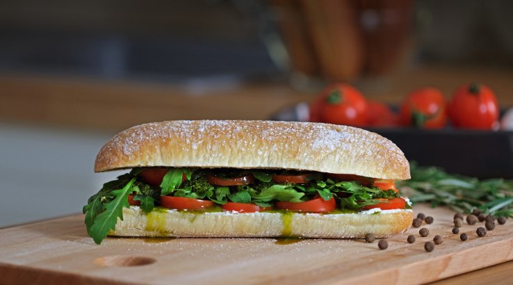 Сандвіч з моцарелою та томатами