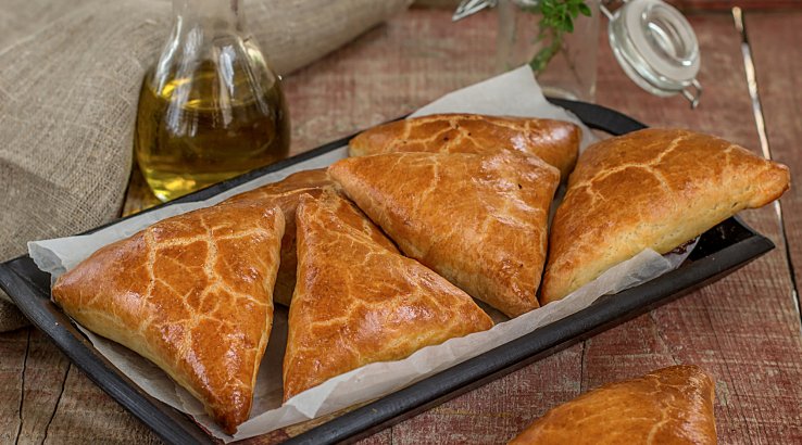 Трикутники з вершковим сиром і шпинатом