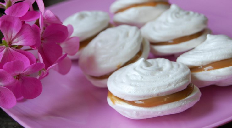 Меренги з карамельним соусом