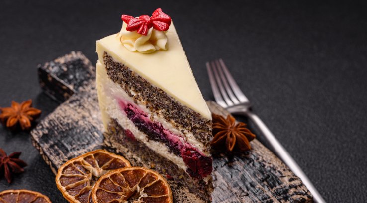 Торт з маком і вишнями