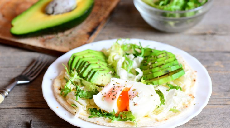 Піца з авокадо і яйцем