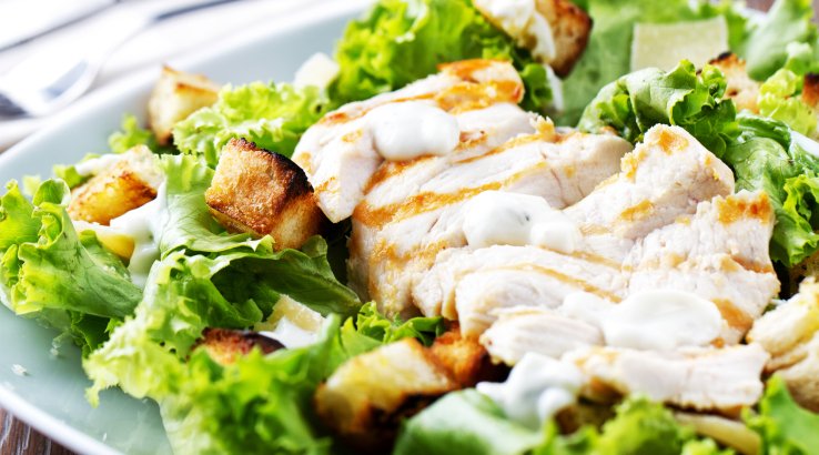 салат Цезарь с курицей