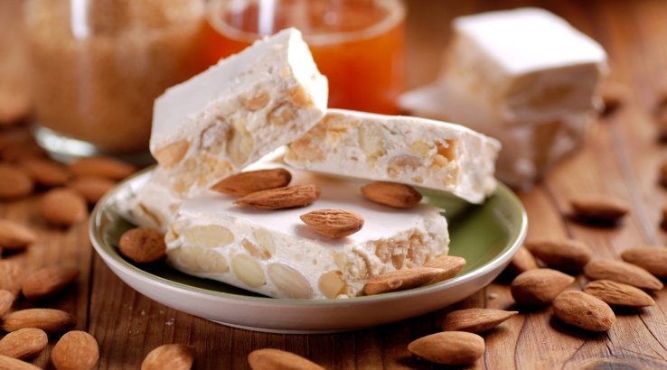 Вишуканий десерт з мигдалем