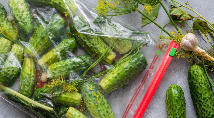 Малосольні огірки в пакеті